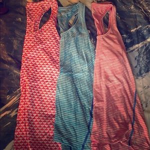 vineyard vines women’s performance tanks size S